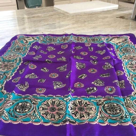 No Label Accessories - Gorgeous Classic Vintage Silk Scarf